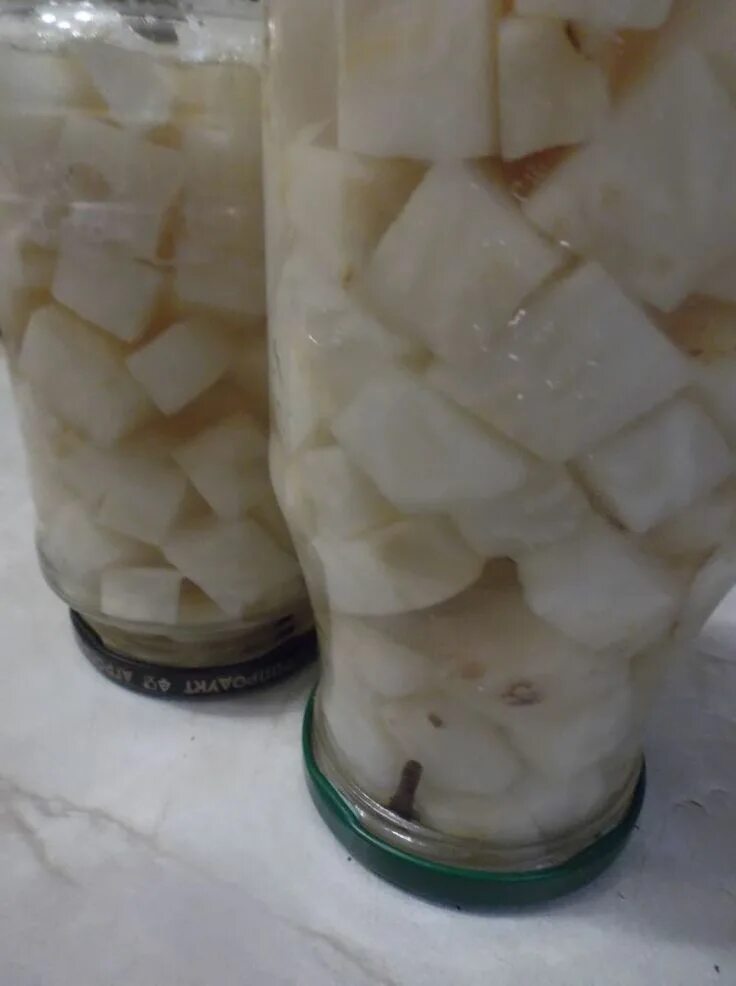 Маринованные сельдерей на зиму. Корень сельдерея маринованный. маринованный корень. mrenovaniy selderey. сельдерей заготовка на зиму.