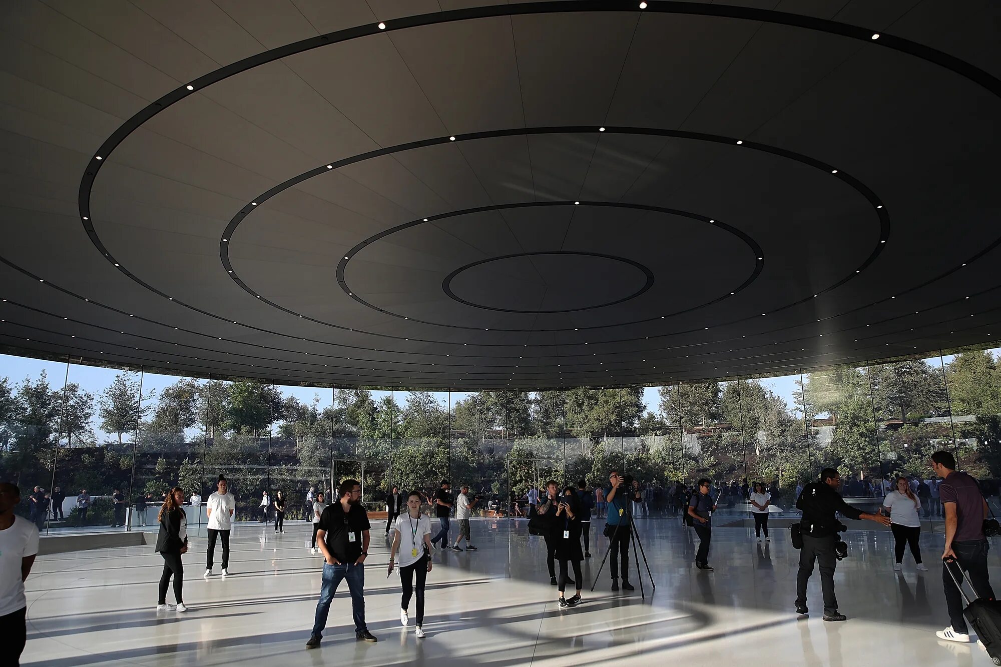 Apple park в купертино, штат калифорния,. Apple park норман фостер. Город где находится штаб квартира apple. Театр купертино 1984. Apple park норман фостер.