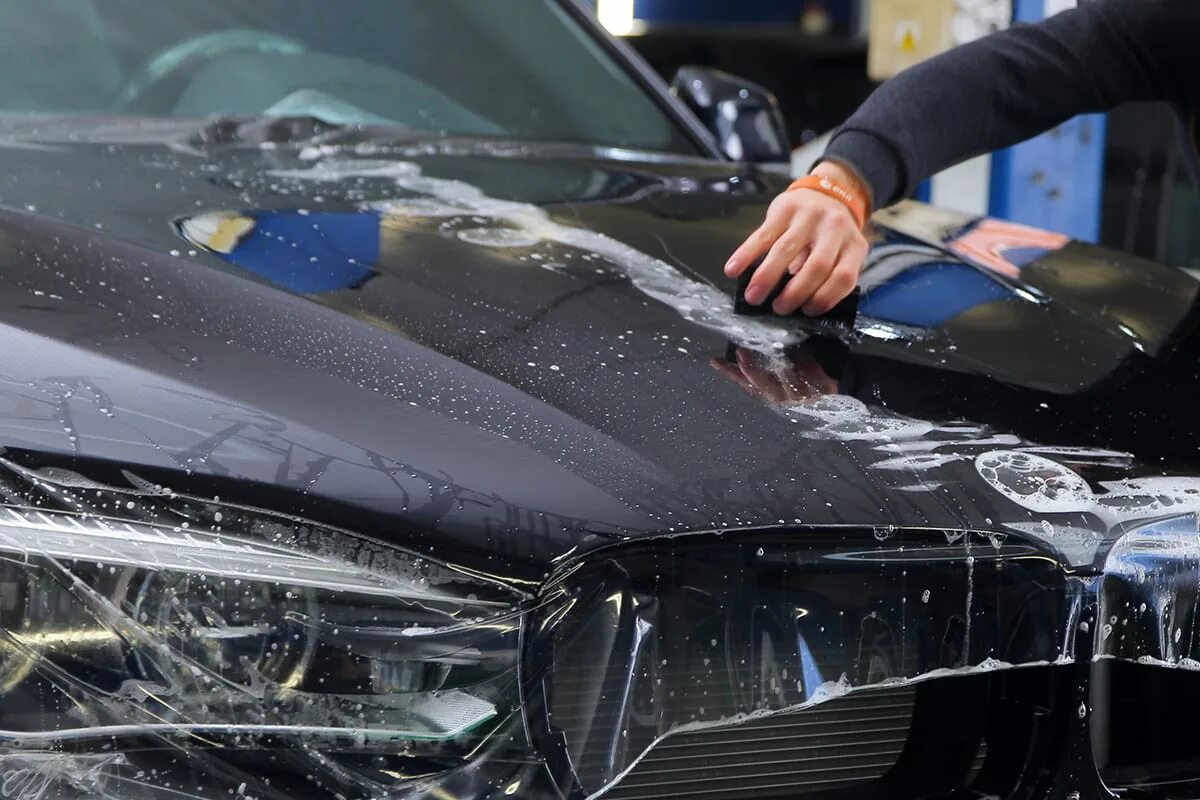 Антигравийная защита панамера 970. Процесс нанесения антигравийной пленки. Антигравийная пленка. Защитная пленка на авто. Антигравийная пленка оклейка.