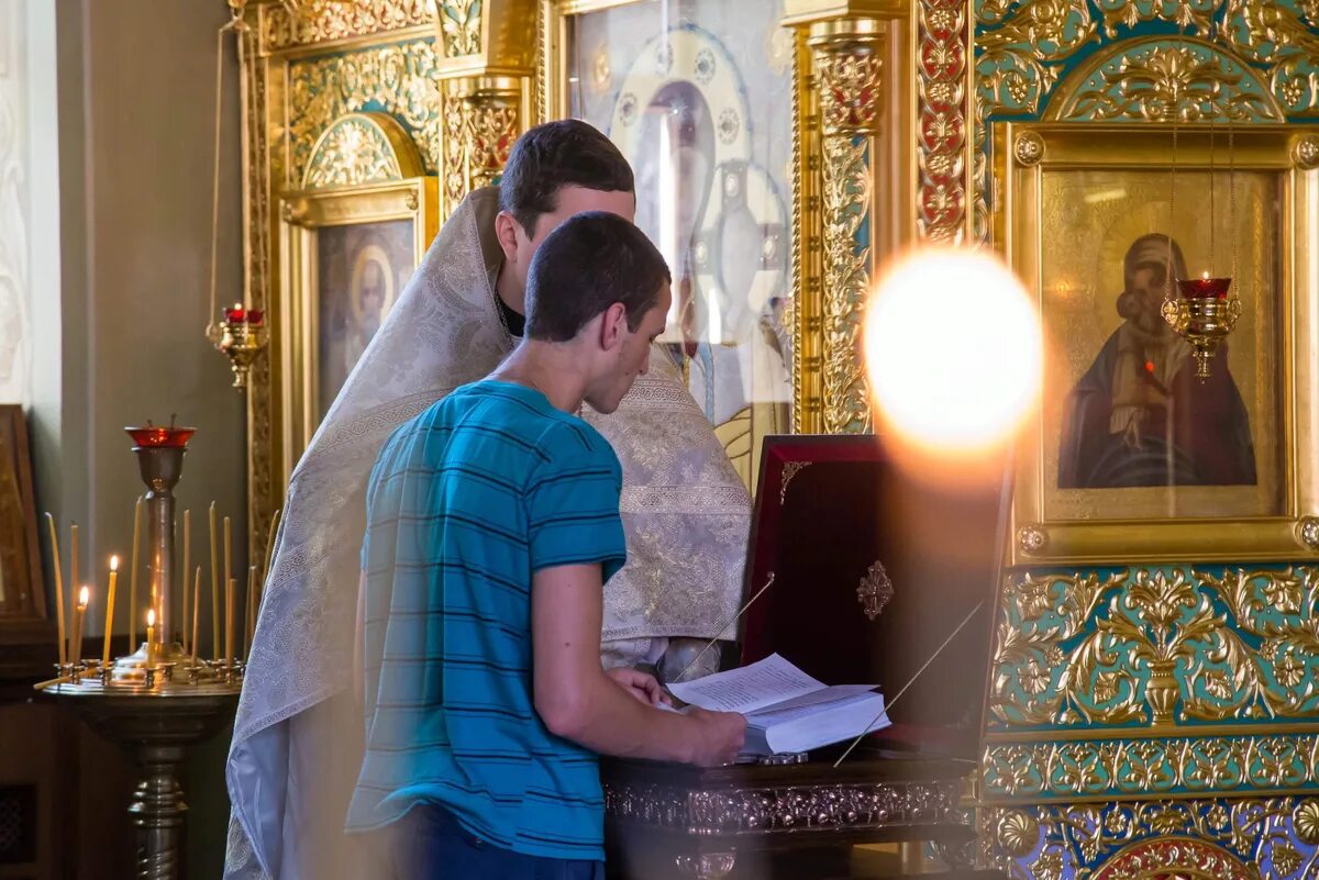 Таинство исповеди в православии. Исповедь в храме. Мужчина в храме. Священник на исповеди.