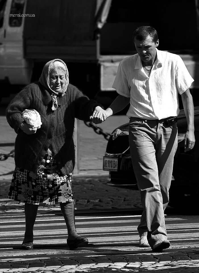 Старик с молодой маленькой. Перевести бабушку через дорогу. Человек переводит бабушку через дорогу. Помощь бабушке. Добро людям.