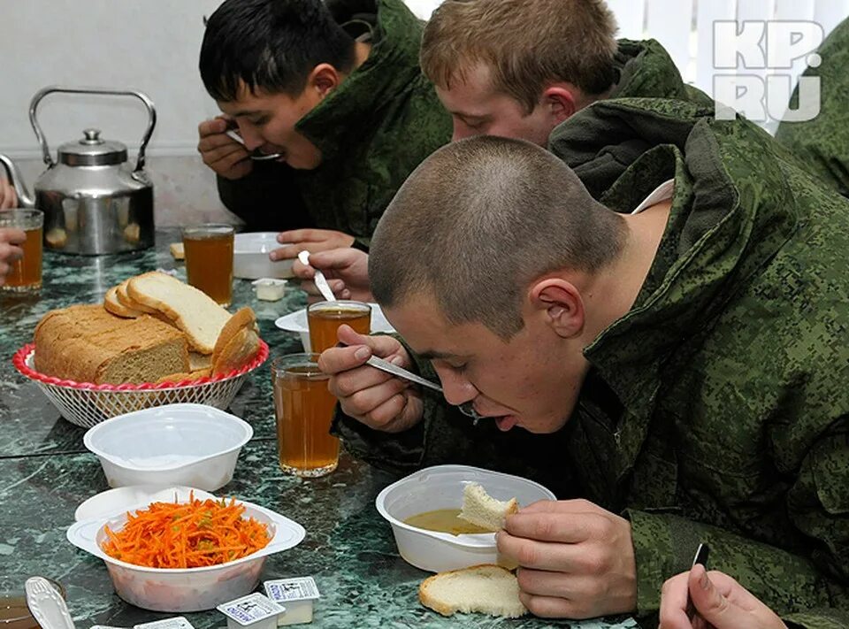 Быт военнослужащих. Армейский обед. Быт военнослужащих в Российской армии. Солдат ест. 1а армия