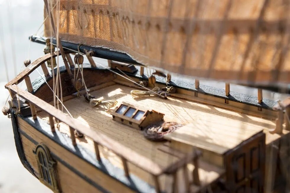 Верфь на столе судомоделизм. Верфи моделей. Модель корабля wappen von hamburg. Бомбардирский корабль 17 века. Hms bellona 1760.
