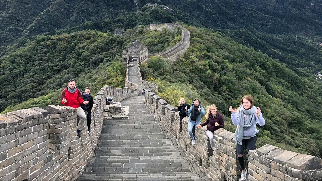 Сколько лет великий стене. Великая китайская стена туристы. Великая китайская стена путешествие экскурсия 2018г. Великая китайская стена турпоток. Великая китайская стена с людьми.