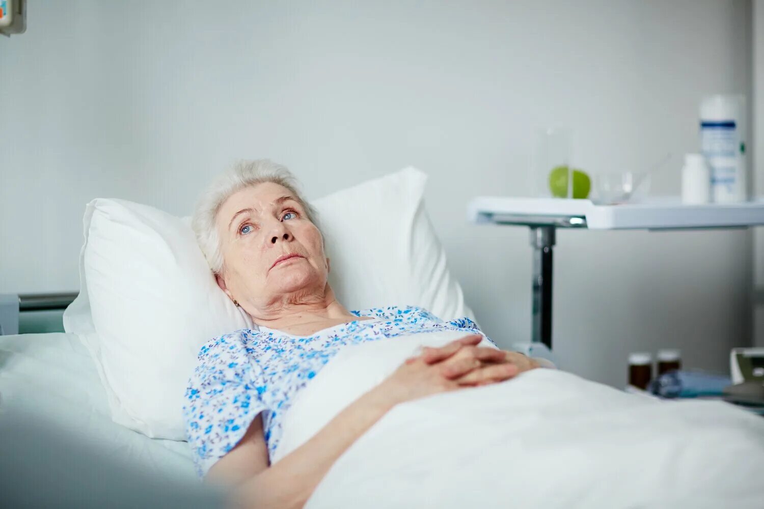 Лежачий больной. Лежачий пациент. Пациент лежит. Пожилая женщина в больнице лежит.