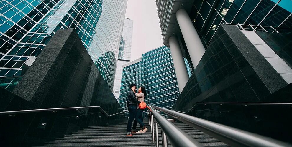 Москва сити человек. Москва Сити фотосессия. Человек среди небоскребов. Фотосессия на фоне зданий. Места для деловых фотосессий в Москве.