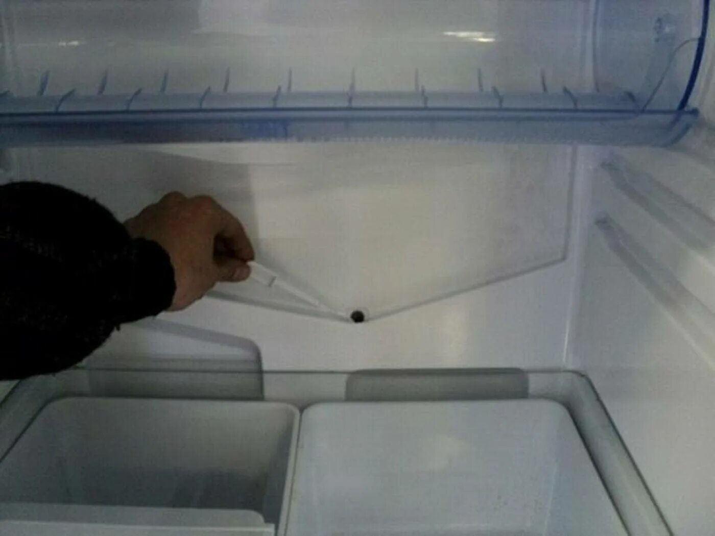 Почему на задней стенке холодильника образуется. Холодильник Индезит сливное отверстие. Дренажное отверстие в холодильнике Индезит. Дренажное отверстие в холодильнике Бирюса. Холодильник Ardo дренажное отверстие.
