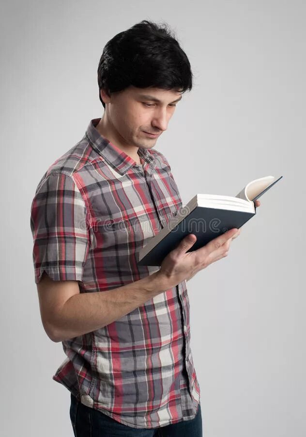 Читать книгу без рук. Человек держит книгу. человек с книгой в руках. человек держит книгу в руках. человек с книгой стоя.