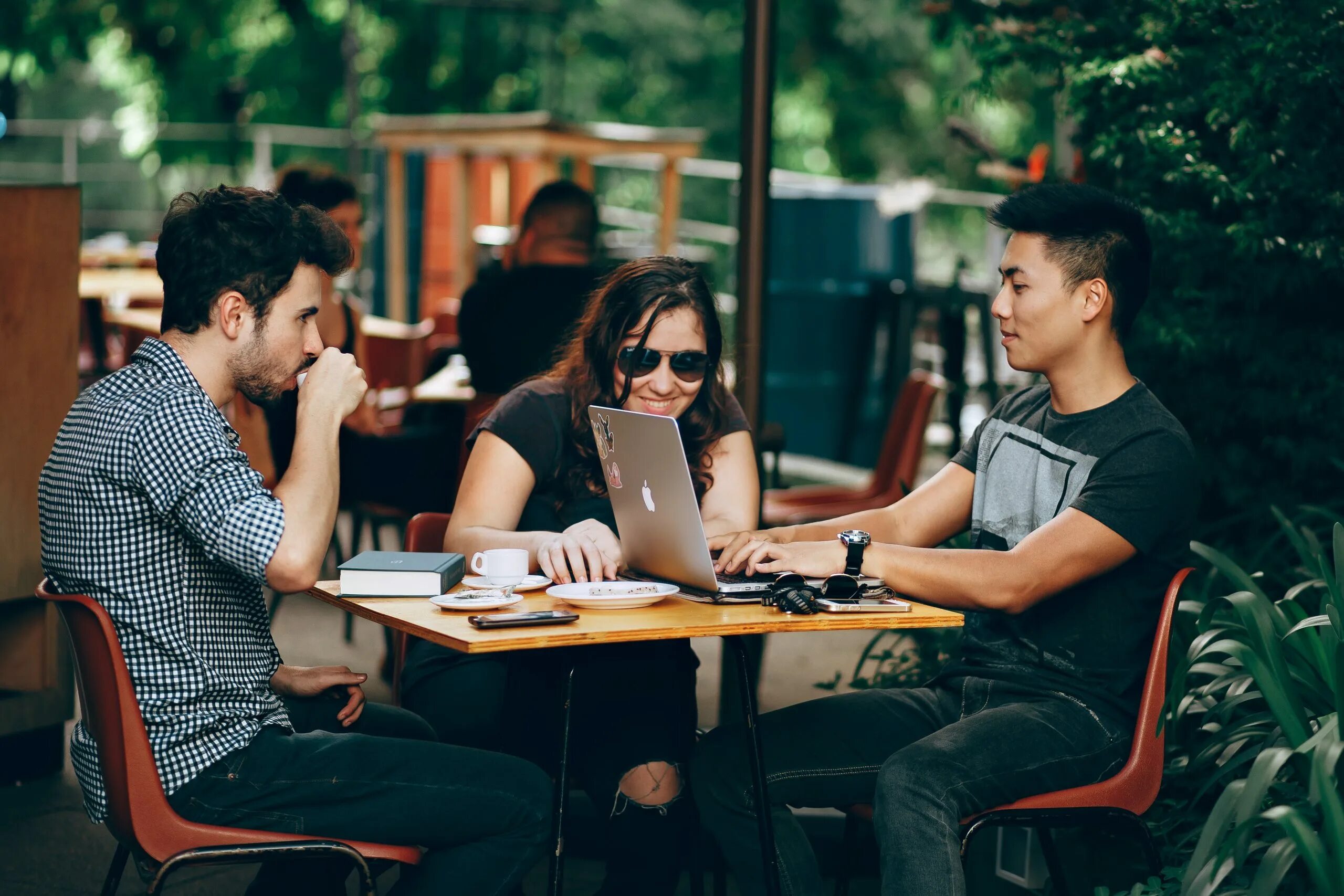 How students life. Студенты в кофейне. Люди в кафе. Нетворкинг в кафе. Люди общаются в кафе.