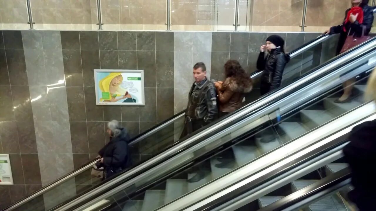 Эскалатор метрополитена безопасность. Метро Китай город эскалатор. Люди на эскалаторе в метро. Эскалатор в метро Эстетика.