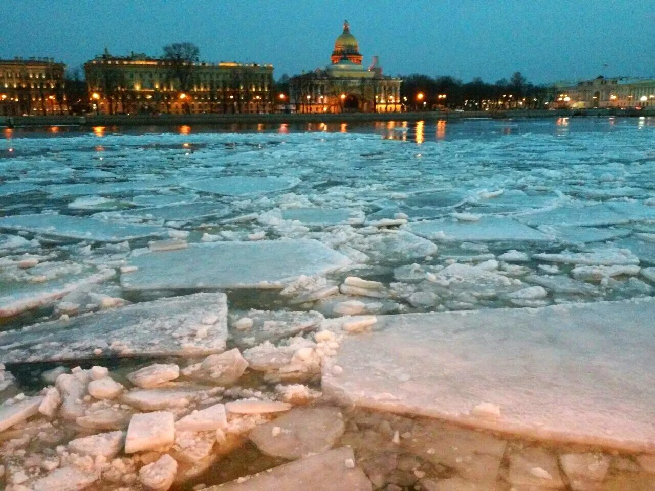 Ледяной затор на Неве. Ледоход в Питере. Ледоход на неве