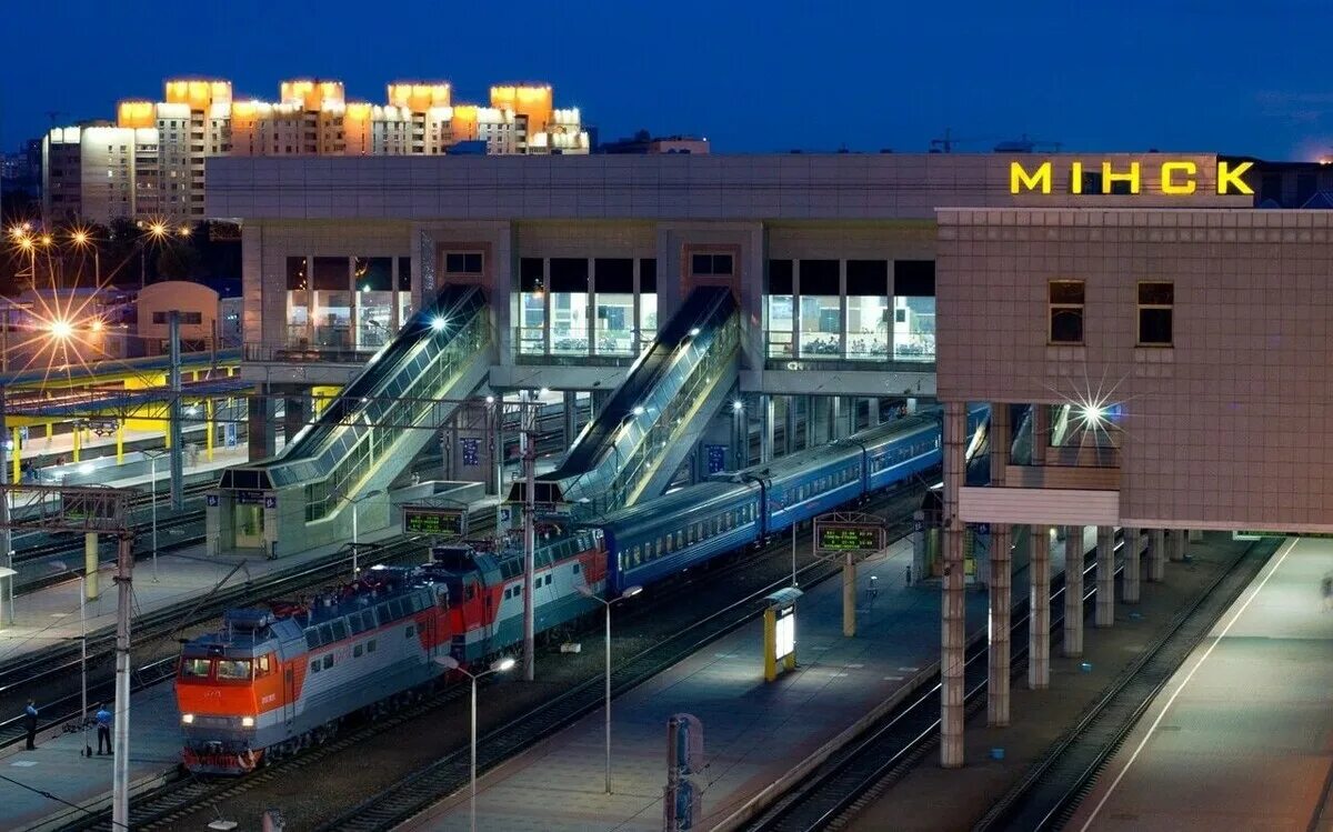 Где находится вокзал в минске. Вокзал минск пассажирский. центральный железнодорожный вокзал минск. вокзал в минске железнодорожный. минский вокзал белоруссия.