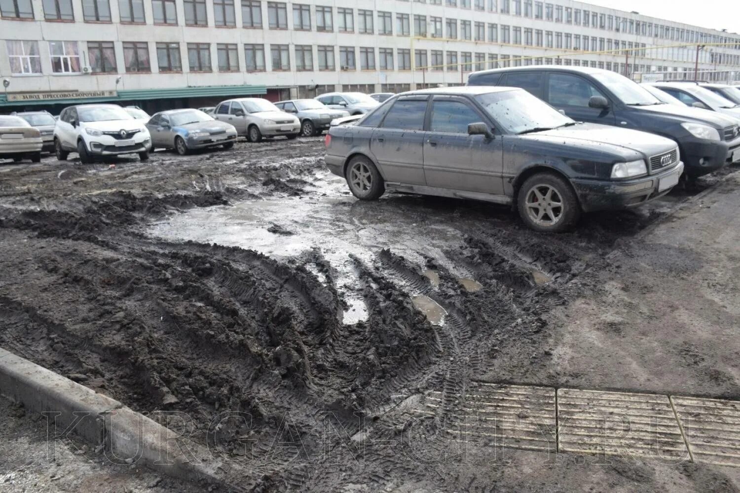 Парковка на газоне. Парковка на газоне штраф. Припарковался на газоне. Нарушение парковки на газоне. Штраф за газон парковка