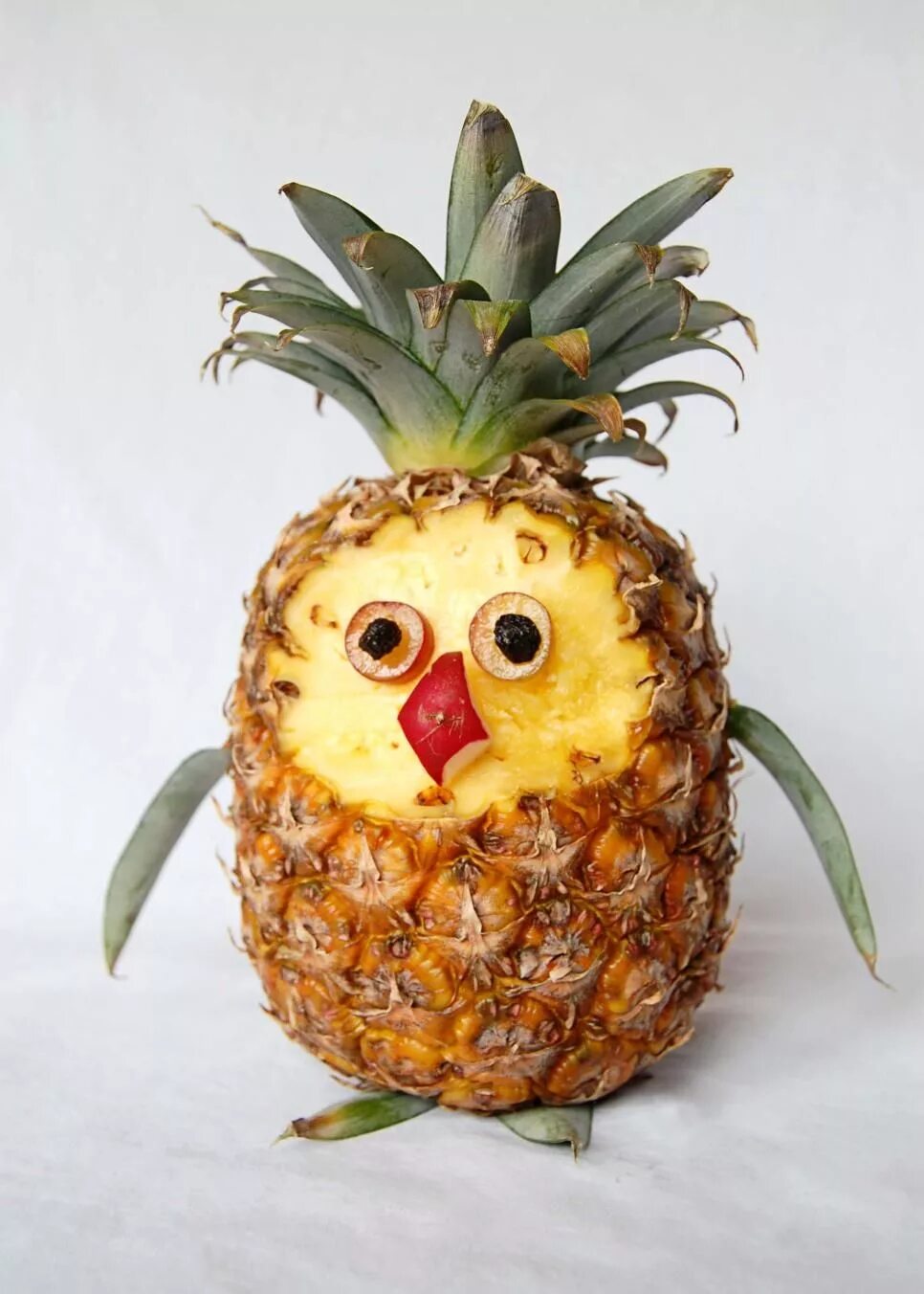 Что можно сделать из ананаса свежего. Экзотический фруктовый салат. Карвинг ананас. Что можно сделать из ананаса свежего. Украшение из ананаса.