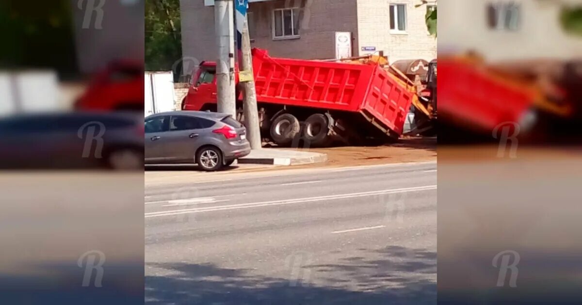 В бирске ушла фура. Самосвал на боку в кювете. Трактор вытаскивает камаз ночь. В бирске ушла фура. Авария на трассе самара уфа вчера.