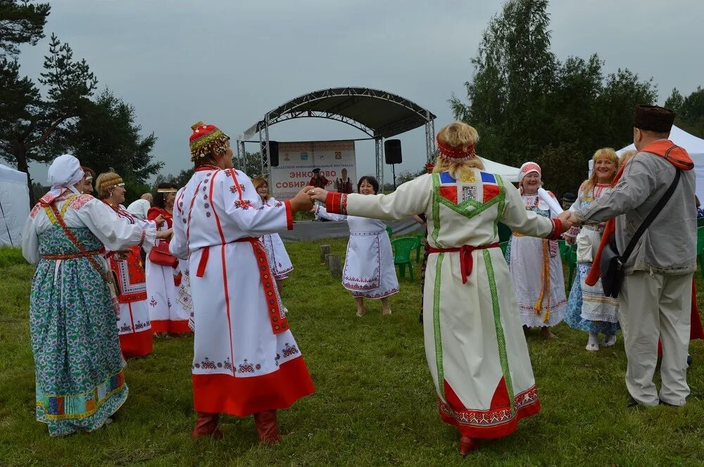 Народы проживающие в ленинградской области. Водь народ в Ленинградской области. Дом дружбы народов Ленинградской области. Традиции народов Ленинградской области. Народы Ленинградской области и их традиции.