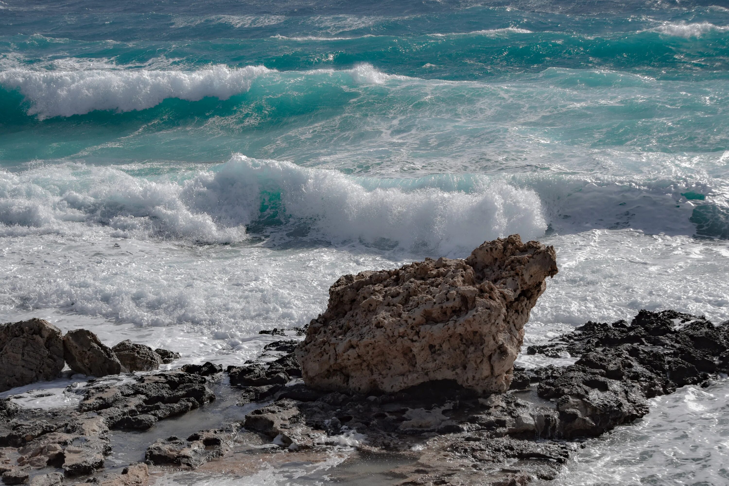 Бушующее море. Море, волны. Волны и скалы. Волны у берега.