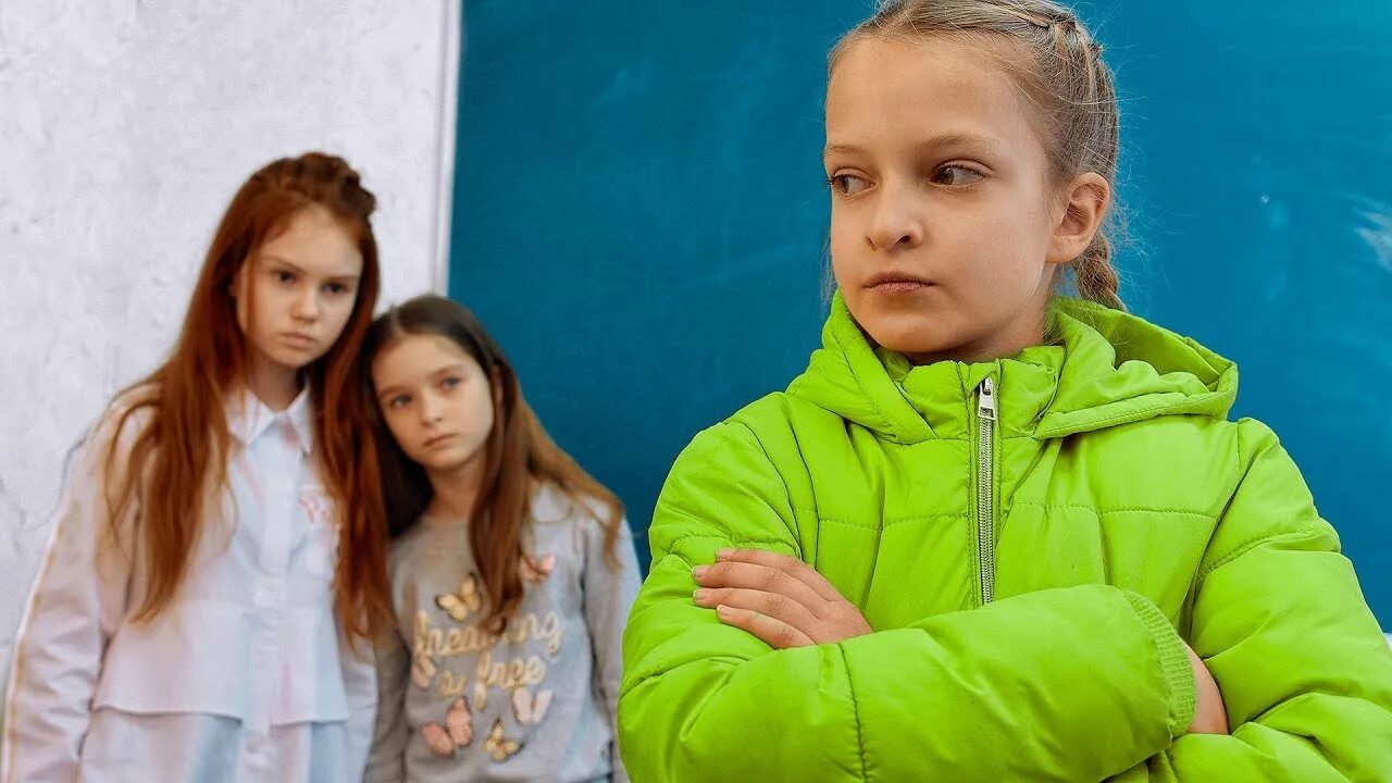 Новенькая в новой школе. Новенькая в новой школе. Канал даниэль бой школа. Новенький в классе. Новенькая в новой школе.