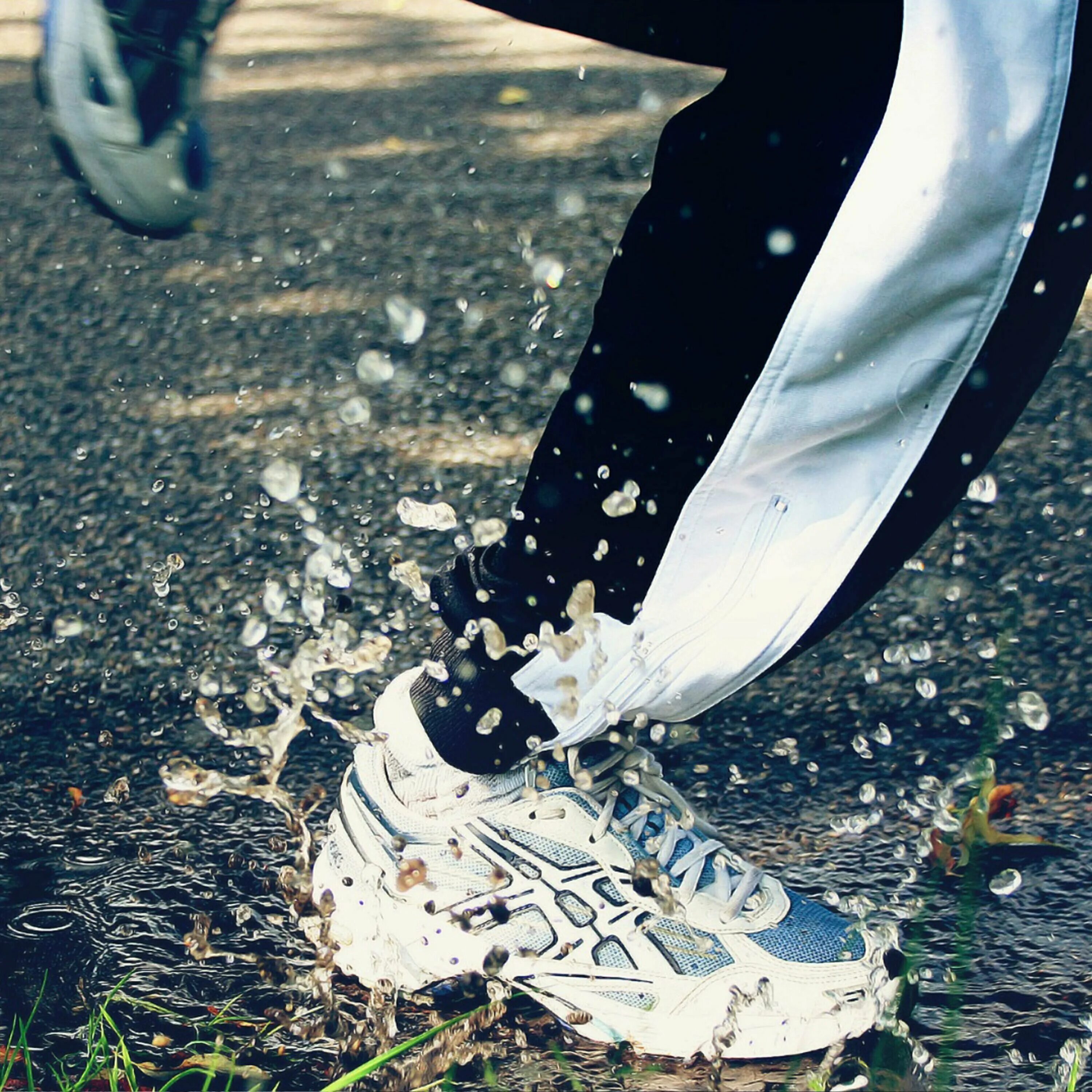 иду в мокрых кроссах где. тима белорусских мокрые кроссы. мокрые кроссовки кроссы. кроссовки с брызгами. мокрые кроссы обложка.