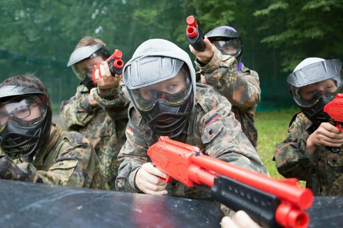 экипировка для пейнтбола. страйкбол дети 13 лет. страйкбол для детей. пинбол игра с оружием дети. со скольки лет можно в пейнтбол.