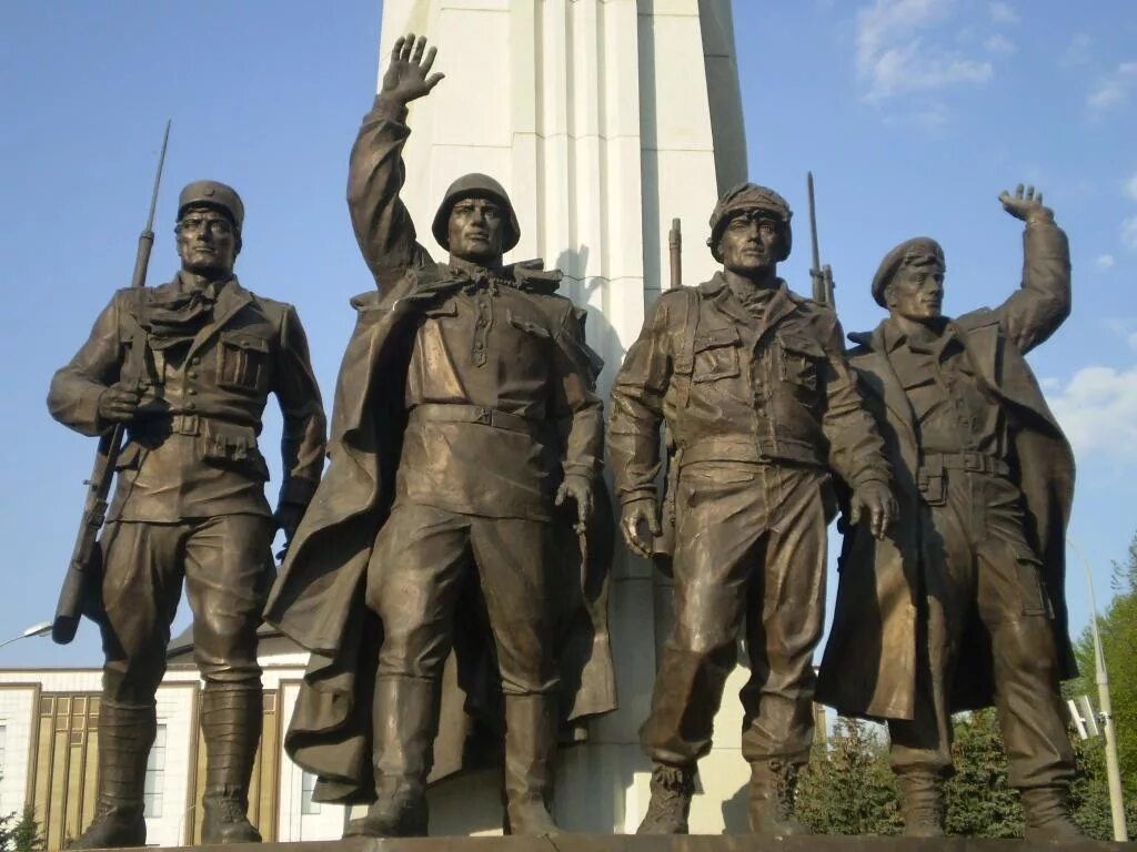 Памятники парка Победы на Поклонной горе в Москве. Памятник Великой Отечественной войны в Москве Поклонная гора. Памятники в парке Победы в Москве. Парк Победы Москва памятники Великой Отечественной.