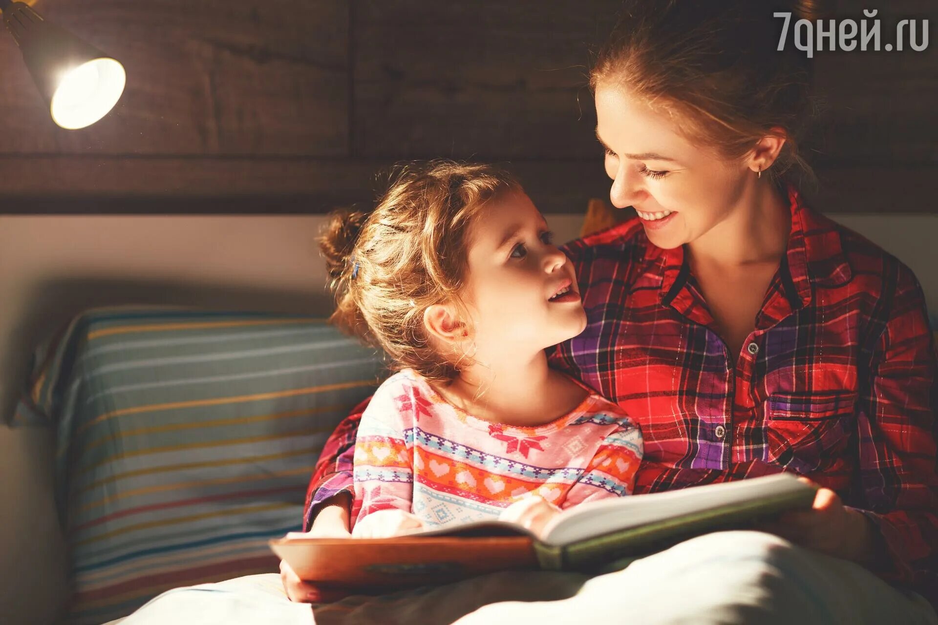 Сестра матери читать. Мама читает книгу ребенку. Чтение перед сном детям. Чтение книги перед сном детям. Мама читает сказку.