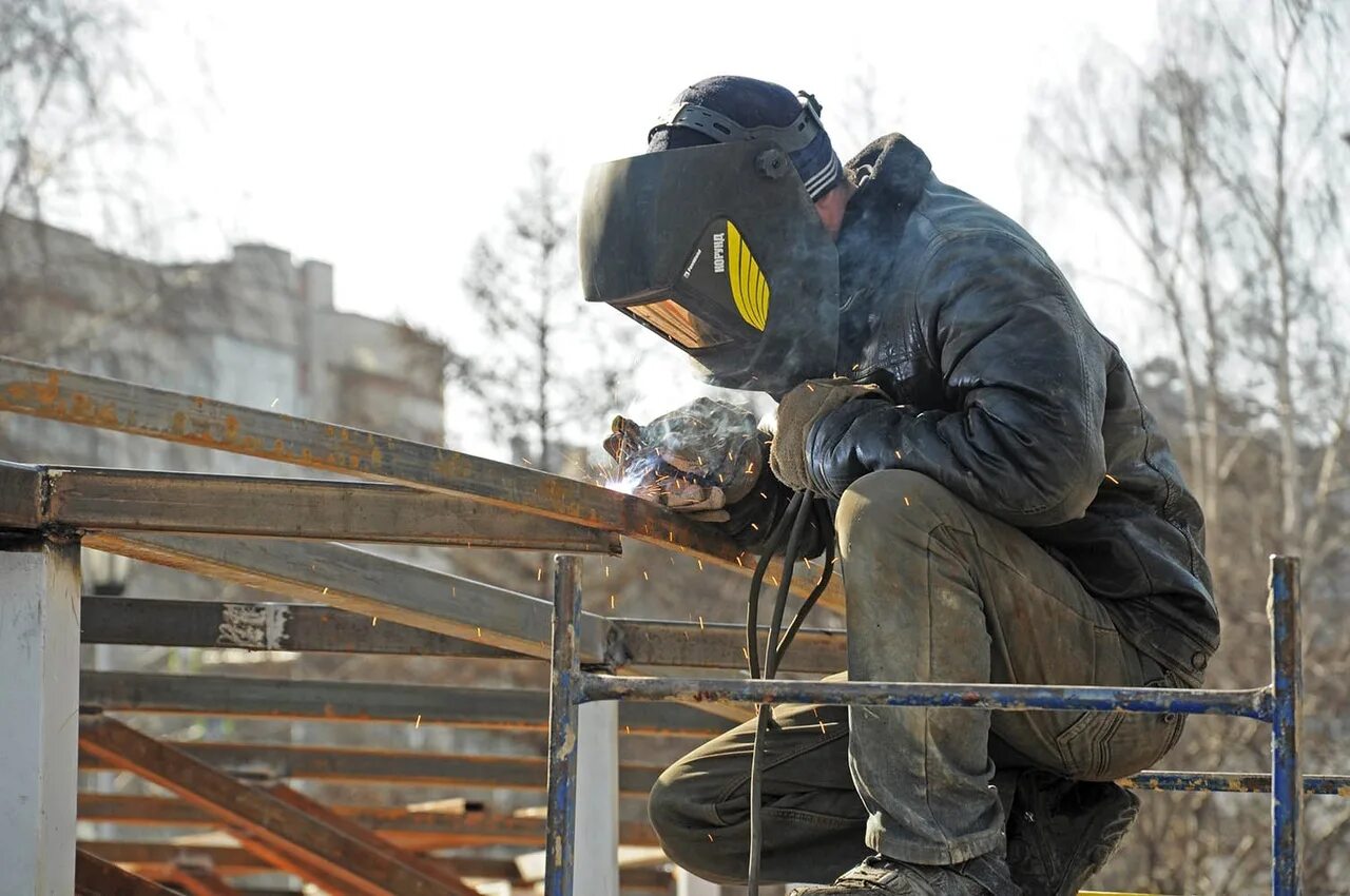 Работа сварщиком стройке сварщиком. Сварка на стройке. Работа сварщиком стройке сварщиком. Работа сварщиком стройке сварщиком. Сварщик.