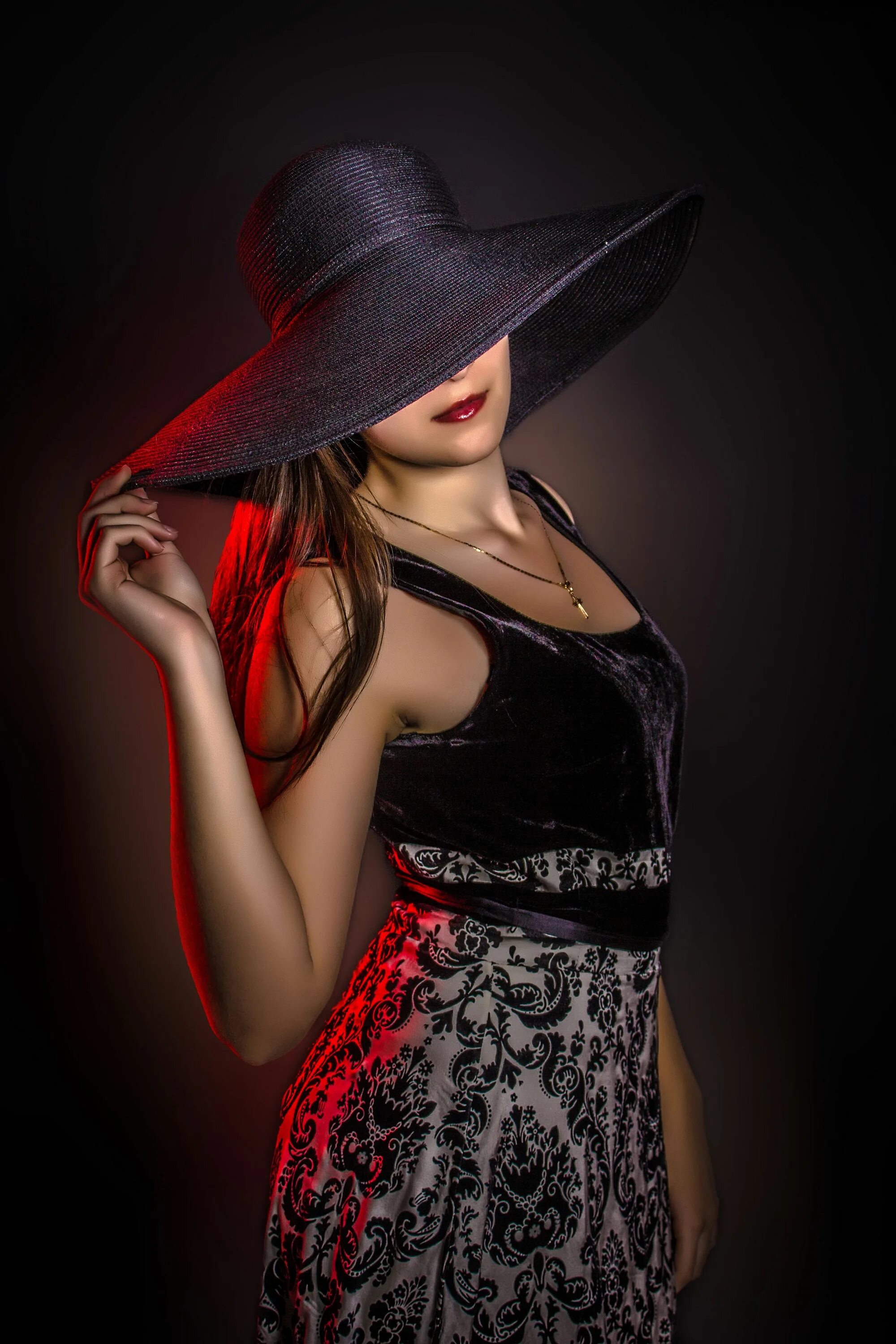 Красивые девушки в шляпках. Таинственная девушка в шляпе. Она девушка загадка. Загадочная женщина. Дама в шляпе.