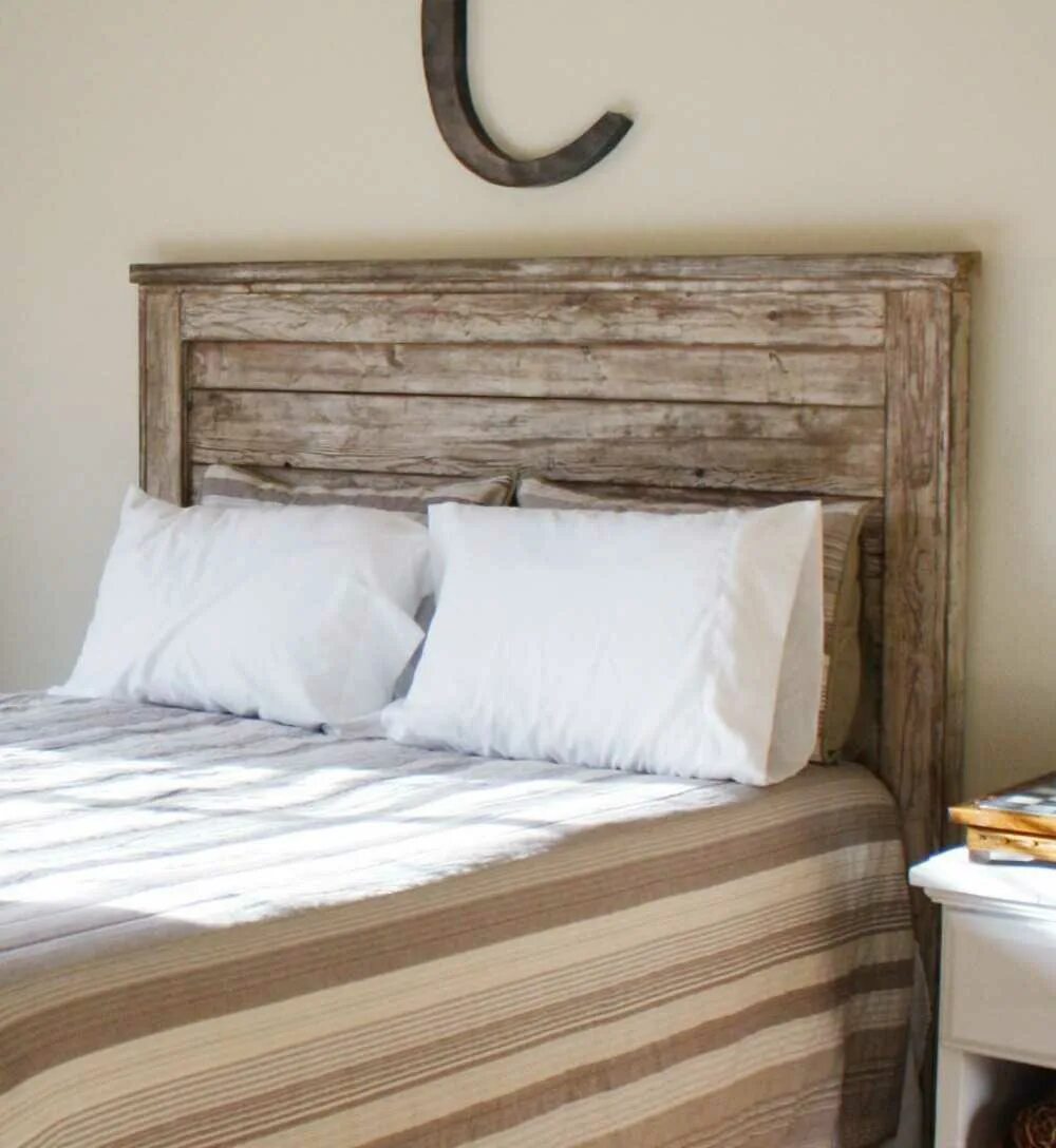 Изголовье кровати из дерева. Rustic Wood Decor спальня. Кровать с деревянным изголовьем. Изголовье из состаренного дерева.