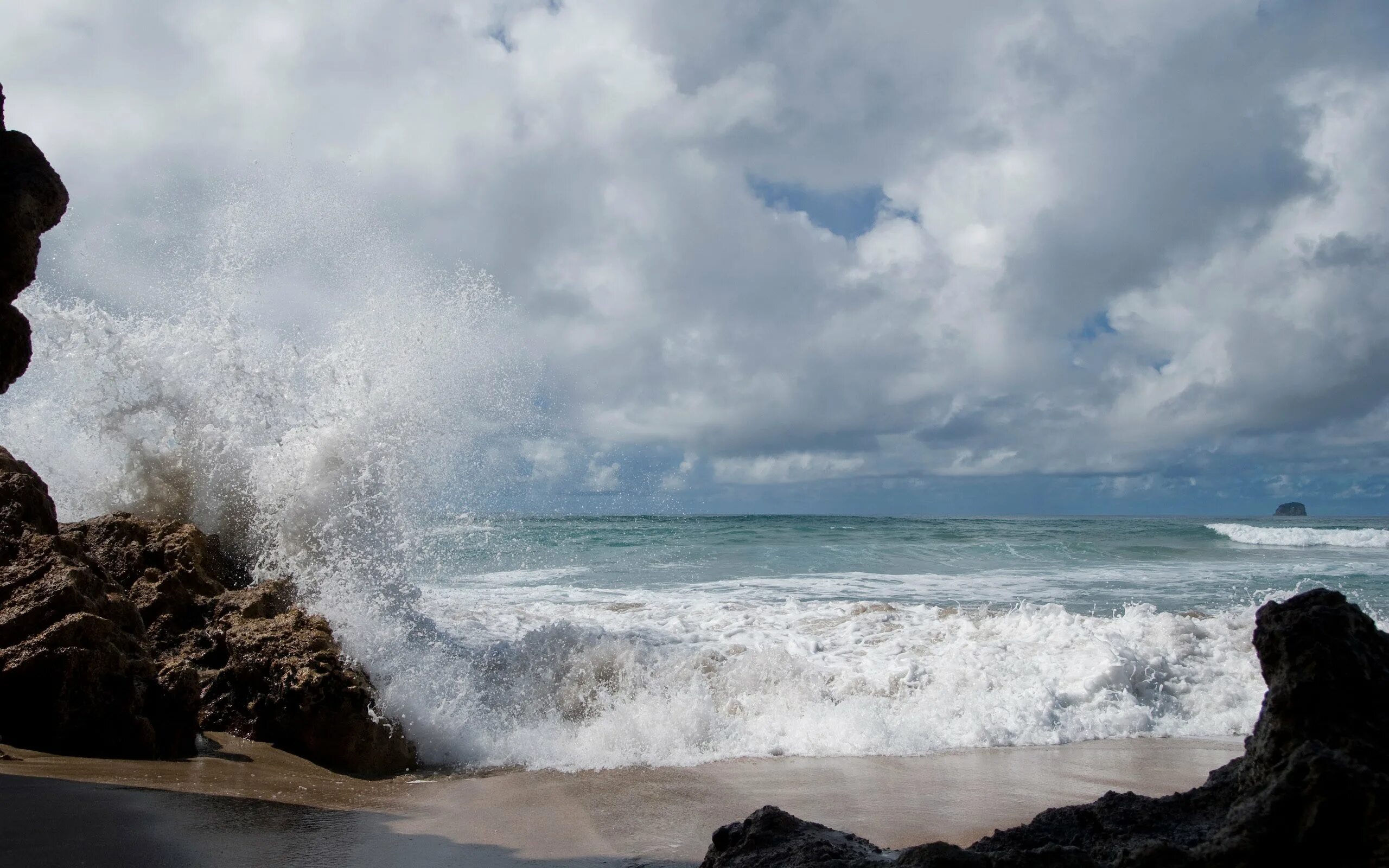 Волны разбиваются о берег. Португалия-скалы шторм. Море шторм. Море скалы. Морской Прибой.