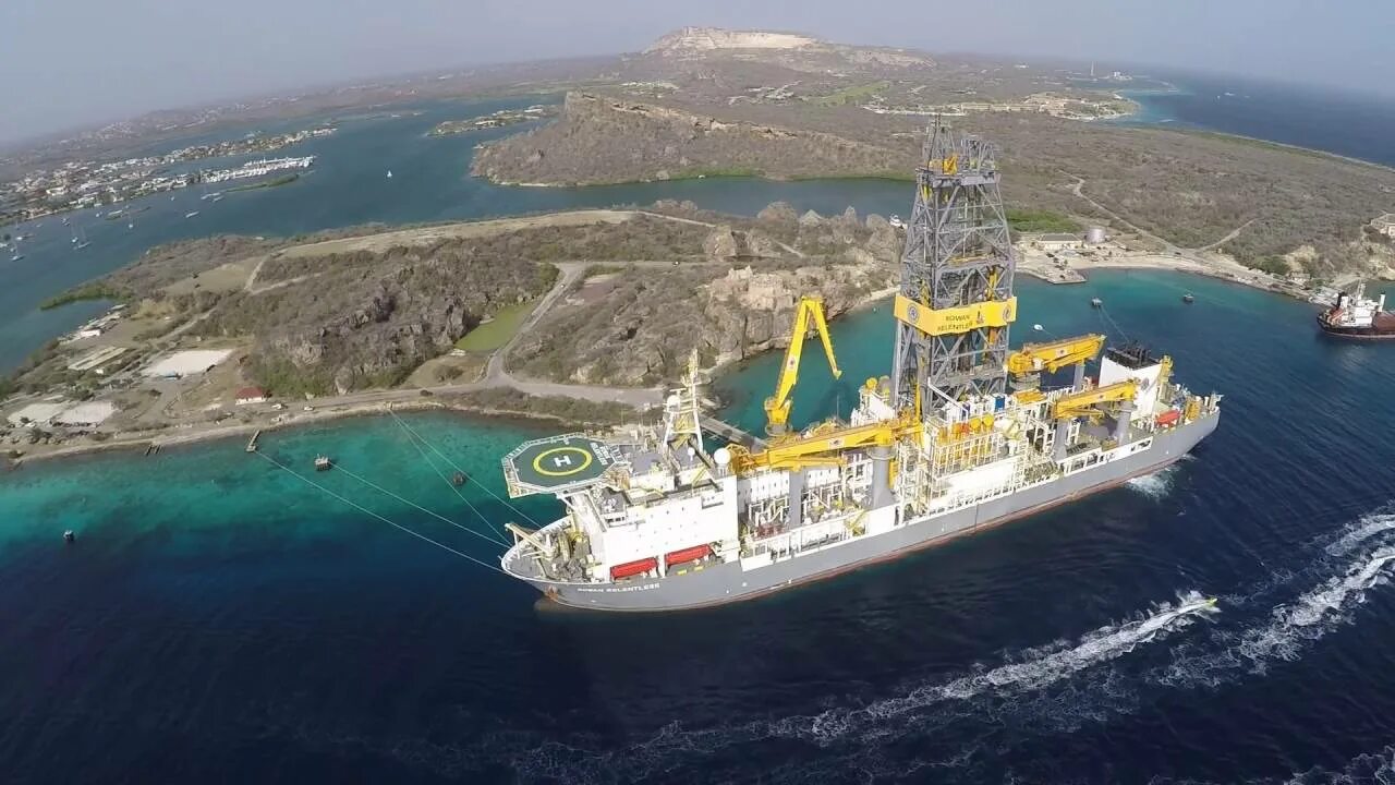 Drill ship. Drill ship. Судно saronic bay. Буровое судно stena icemax. Drillship dp3.