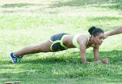 Сестра занимается спортом