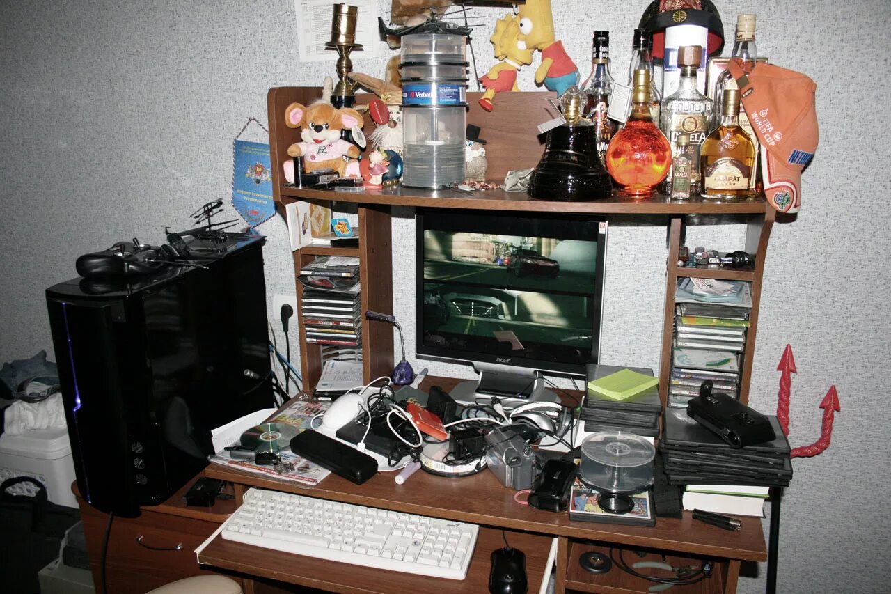 программист рисунок. подарки для айтишников. рабочее место веб дизайнера. беспорядок на компьютерном столе. грязный компьютерный стол.