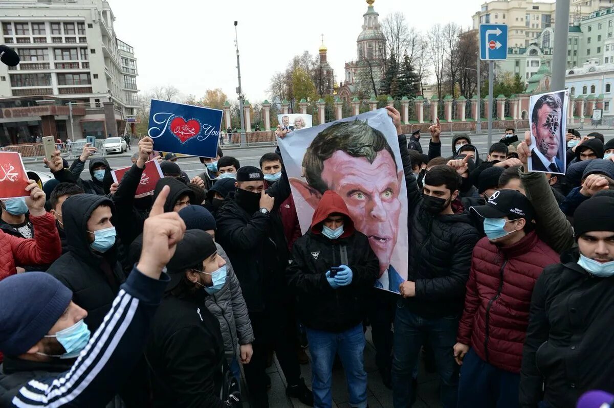 Посол в париже. Шарли Эбдо Макрон. Мусульмане у посольства Франции в Москве. Карикатура российского посольства во Франции. Протест мусульман против Макрона.