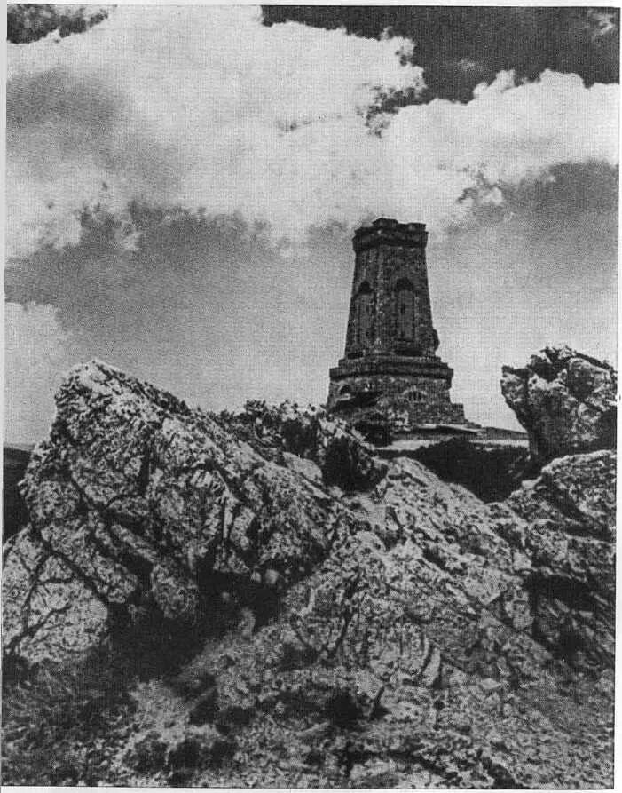 Шипка в облаках. Крепость шипка. памятник героям шипки.