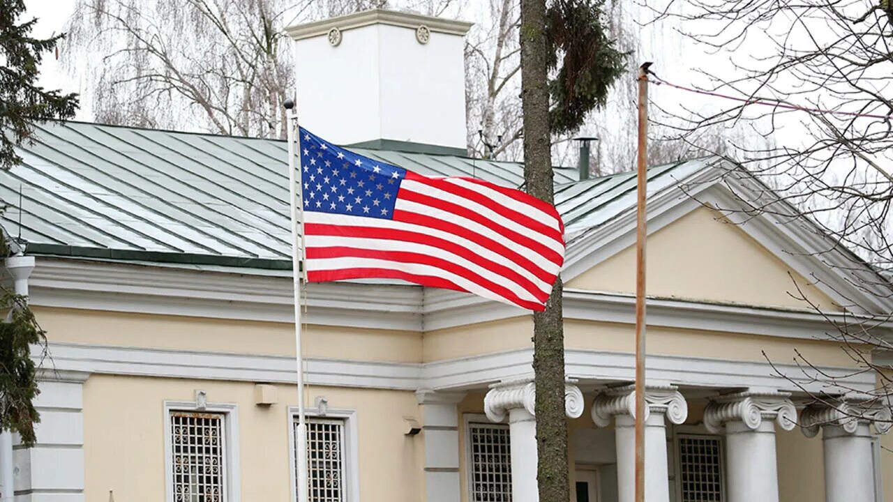 Посольство штатов. Здание российского посольства в сша. Посольство сша в москве. Генконсульство сша в москве. Посольство штатов.