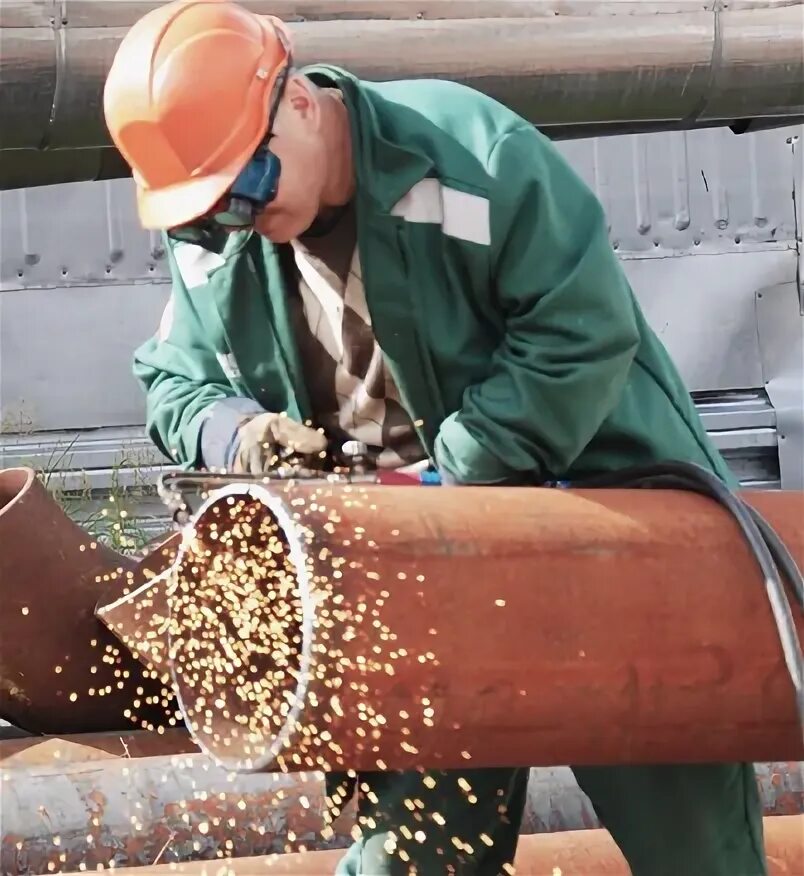 Сварщик на заводе. Газорезчик металлолома. Сварщик череповец. Газорезчик металлолома. Завод шааз.