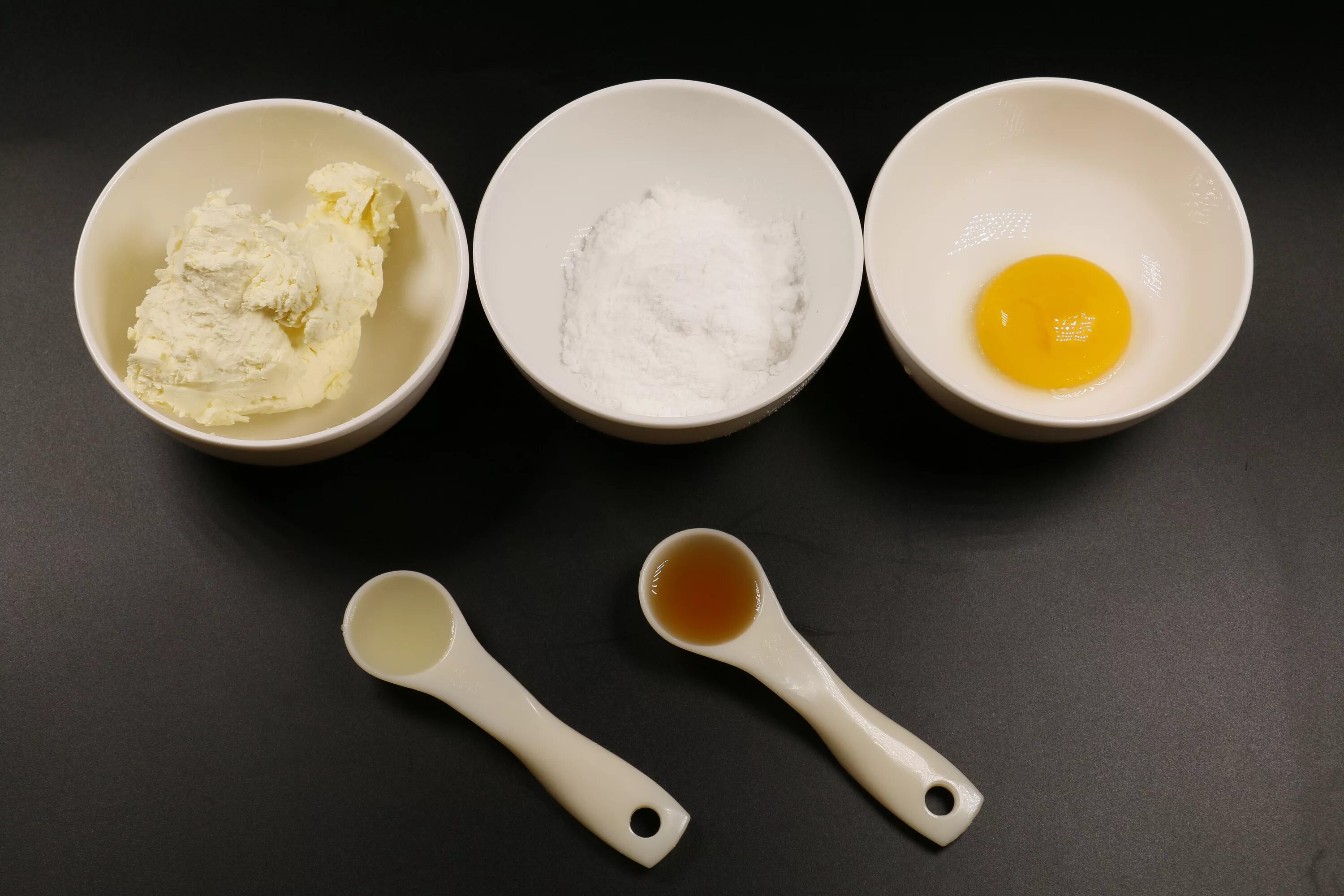 Желток сахар мука. Ингредиенты для выпечки. Мука яйцо вода сахар. Картинка яйца и мука. Яйцо и сахар картинки.