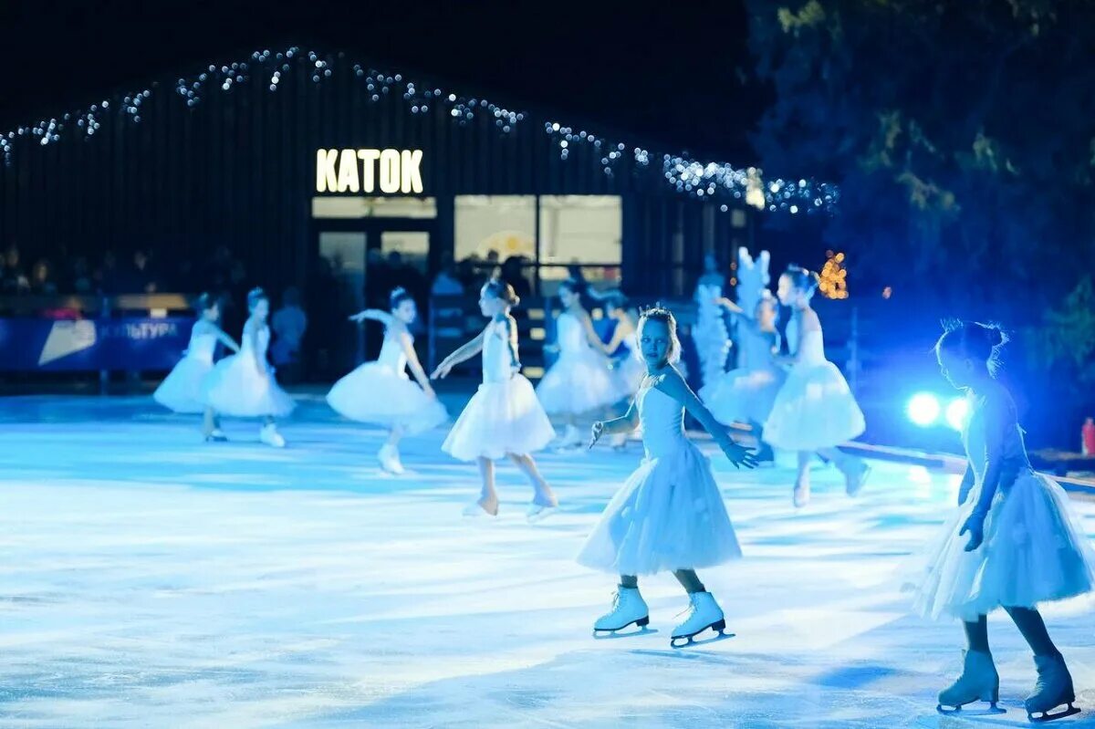 Ледовый каток Астрахань Кремль. Люди на катке. Лед в Кремле Астрахань. Астраханский театр оперы и балета зимой. Ледовый каток астрахань