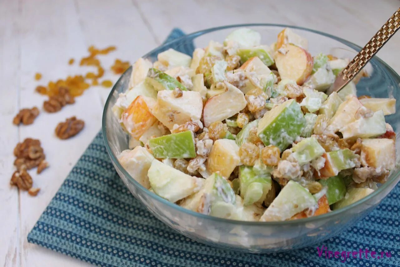 Waldorf Salad. Салат Вальдорф классический. Салат Вальдорф Ингредиенты. Классический салат с сельдереем