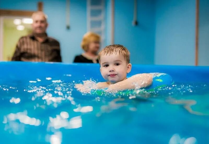 Бассейн для занятий с детьми. Дети в бассейне. детский бассейн. бассейн для грудничков. бассейн для грудничкового плавания.