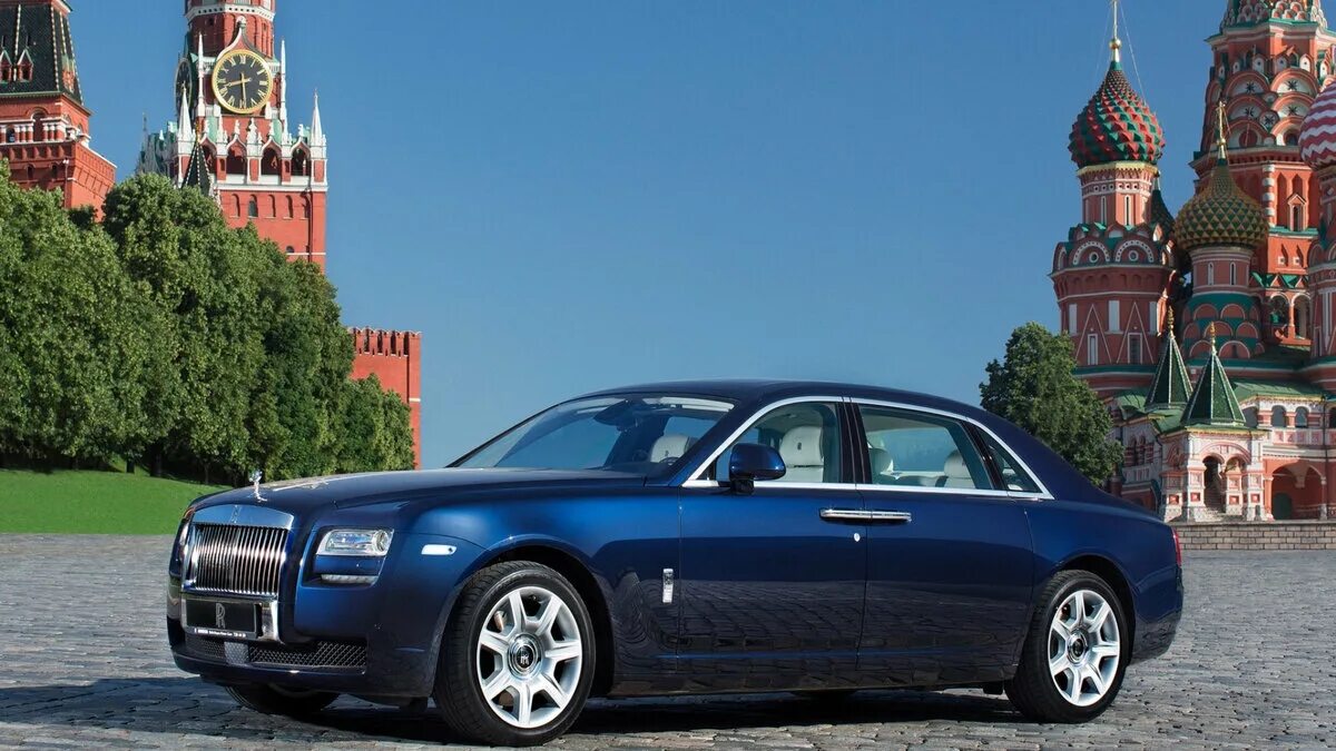 Дорогие машины марки в россии. Роллс Ройс и Кремль. Роллс Ройс в Москве. Rolls Royce Ghost синий. Rolls Royce Ghost 2022 Blue.