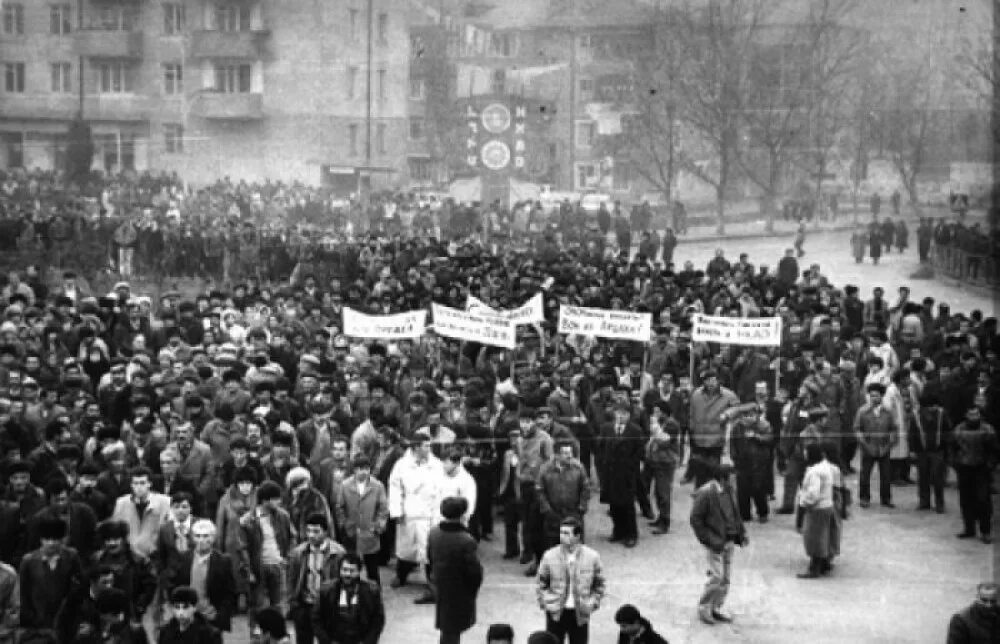 Межнациональные конфликты в ссср 1980. Митинг в Степанакерте 1988. 1988 Армянские митинги в Степанакерте. Армения митинги 1988.