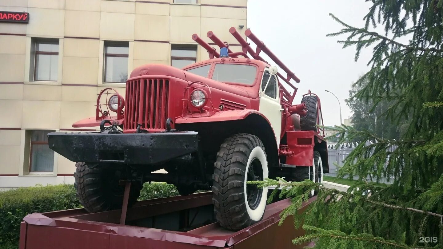 Памятник пожарный автомобиль Кострома. Пожарная часть 1 г.Кемерово с1995г по 2010.