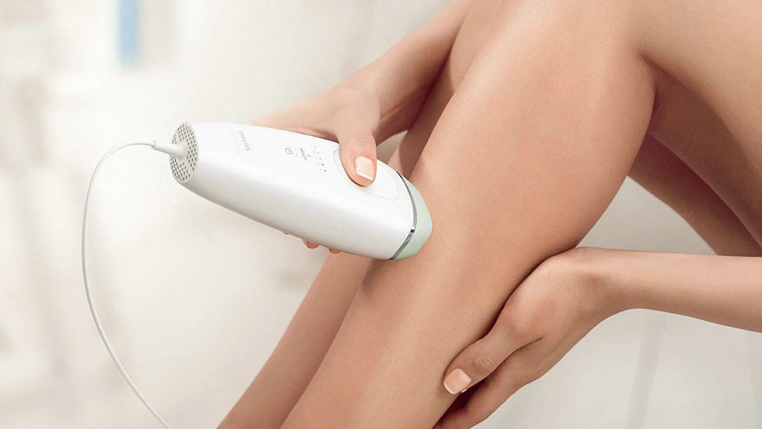 Девушка с фотоэпилятором. Фотоэпилятор домашний IPL hair removal. Домашняя лазерная эпиляция препараты. Intense Pulsed Light hair Remover.