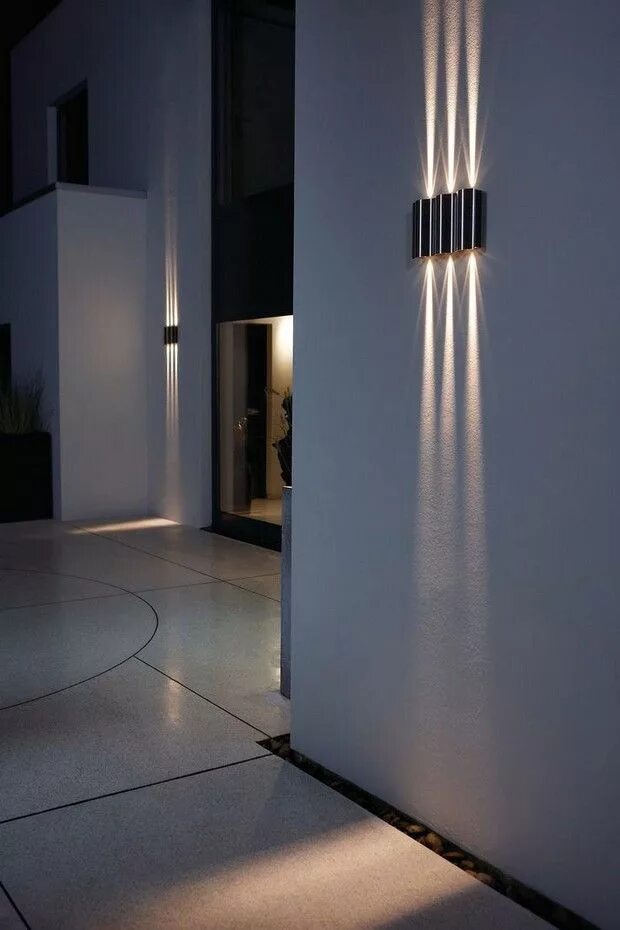 Single light. Светодиодная подсветка в коридоре. Светильники в коридор. Вертикальная подсветка стен. Светодиодная подсветка на стене.