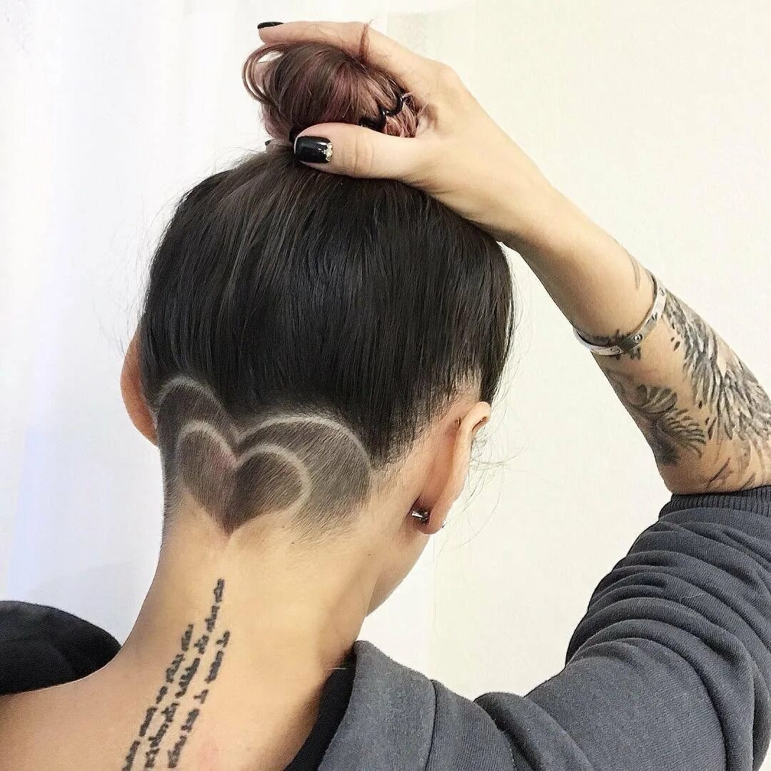 Как называется затылок. Undercut (андеркат) затылок. Прическа с выбритым затылком. Стрижки с выбритым затылком женские. Стрижки с выбриванием затылка.