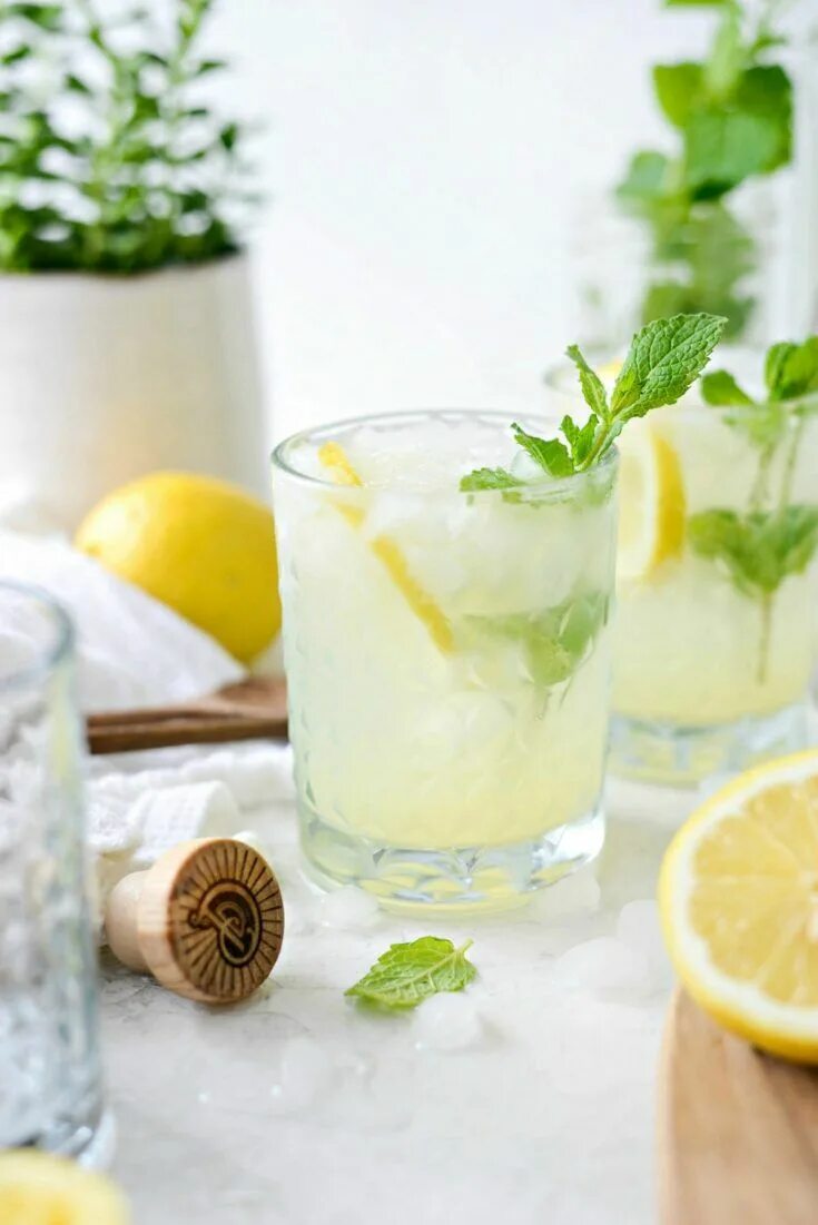 Юдзу физз. Мартини с джином коктейль. Джин физ коктейль. Gin fizz коктейль. Лемон физ (lemon fizz).