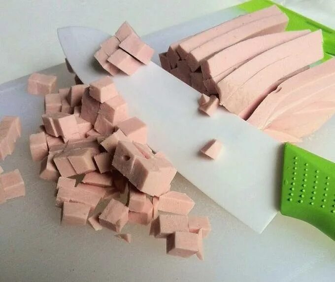 Как нарезать дом. Колбаса нарезанная кубиками. как нарезать колбасу кубиками. как порезать колбасу кубиками. окрошка кубиками.