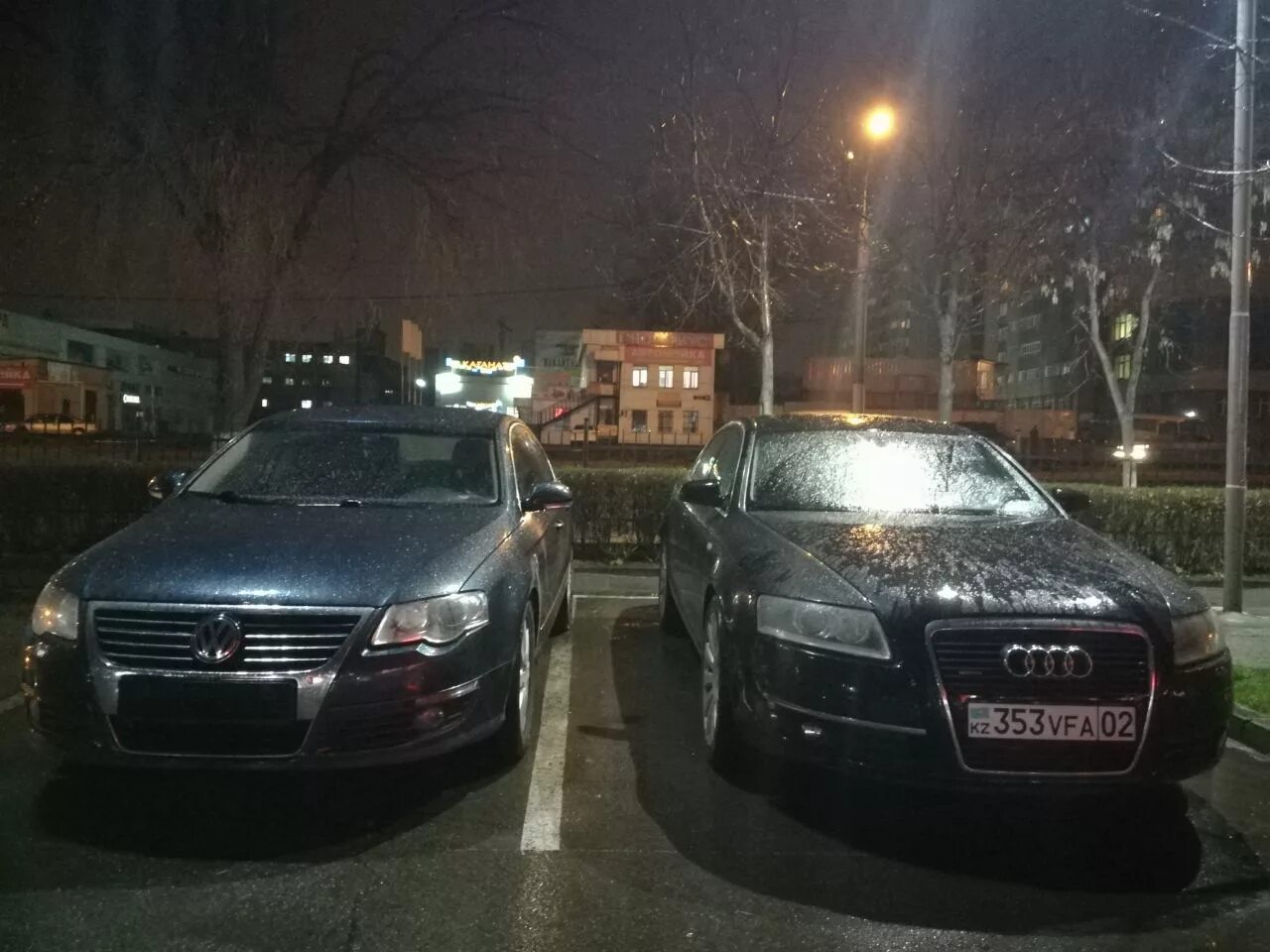 Машины с одинаковыми номерами. 2 Одинаковые машины. Две машины с одинаковыми номерами. Машины с одинаковыми номерами эстеьичкна. Вижу одинаковые номера
